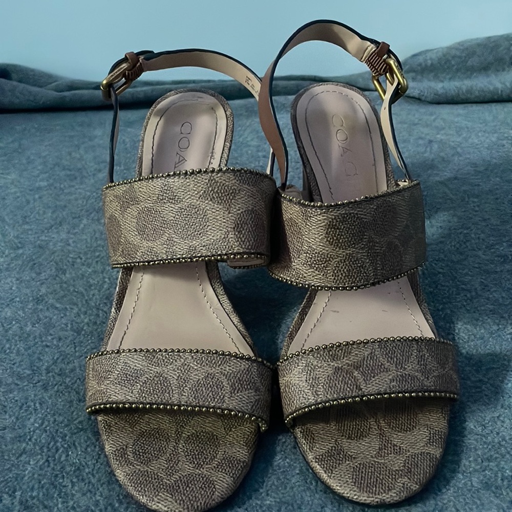 GORGEOUS COACH LOGO TAN HEELS